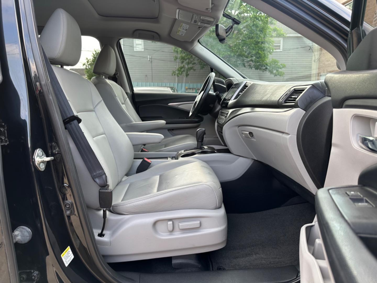 2016 Black /Silver Honda Pilot EX-L (5FNYF5H57GB) with an 3.5L engine, Automatic transmission, located at 1501 West 15th St., Houston, 77008, (713) 869-2925, 29.797941, -95.411789 - Photo#5